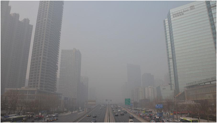 Description : e centre-ville de P&eacute;kin (Chine) plong&eacute; dans un &eacute;pais nuage de pollution, le 15 janvier 2014.
