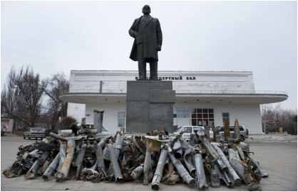 Description : es dŽbris d'obus et de missiles lancŽs par les forces ukrainiennes et dŽposŽs au pied d'une statue de LŽnine, dans la ville de Pervomaisk.